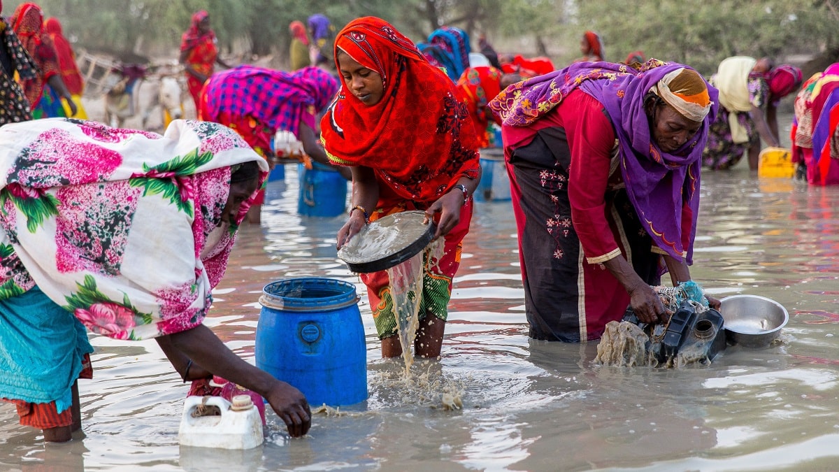 Women collect water in Abeche, Chad