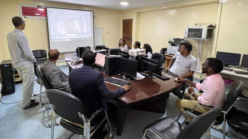 Funcionarios del gobierno mauritano en un taller sobre gestión de la deuda coorganizado por la CESPAO y la UNCTAD en Nuakchot, la capital del país, los días 19 y 20 de junio de 2023