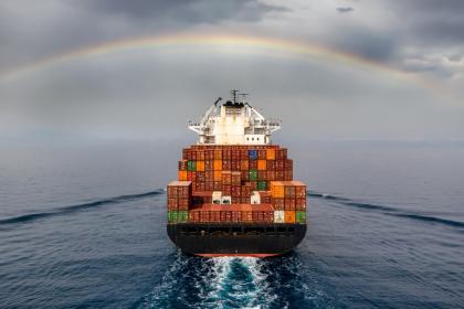 El COVID-19 reduce el comercio marítimo global y transforma la industria