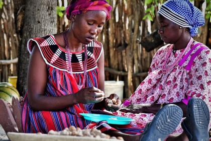 Women in rural Namibia profit from biodiversity-friendly trade