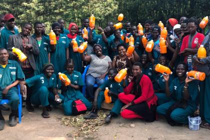 Empresaria ugandesa premiada hace crecer su negocio de zumos y mejora su comunidad