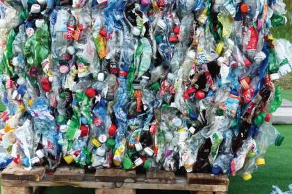 ¿De qué manera puede la cooperación comercial contribuir a la lucha contra la contaminación por plásticos?
