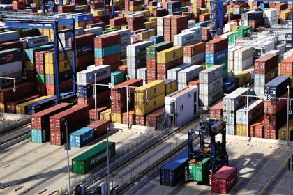 Global trade hits record $7.7 trillion in first quarter of 2022